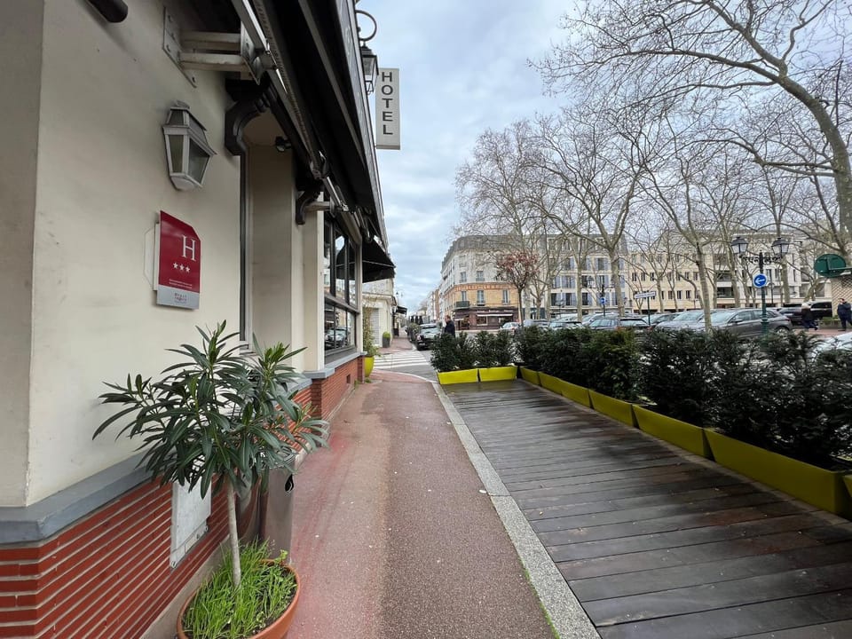 Property building, Spring, Day, Neighbourhood, Winter, Street view, Location, Parking, internet, internet
