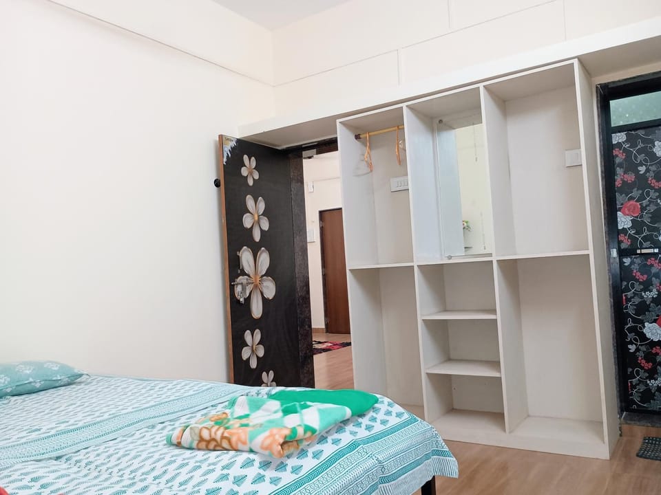 Photo of the whole room, Bedroom, wardrobe