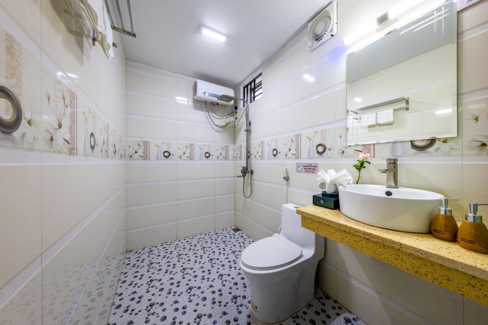 Shower, Toilet, Bathroom, Bath, bidet, towels