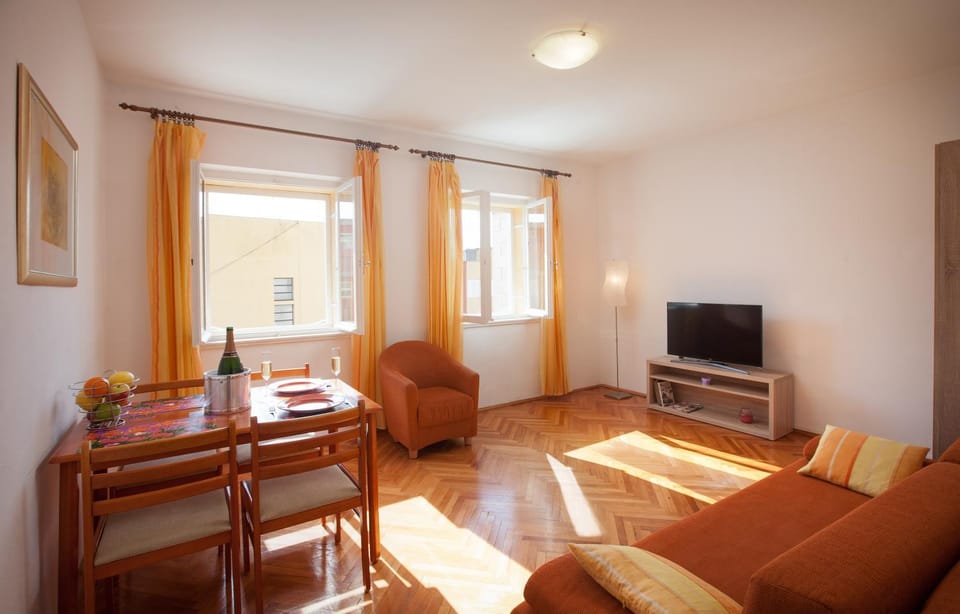 Communal lounge/ TV room, Living room, Landmark view