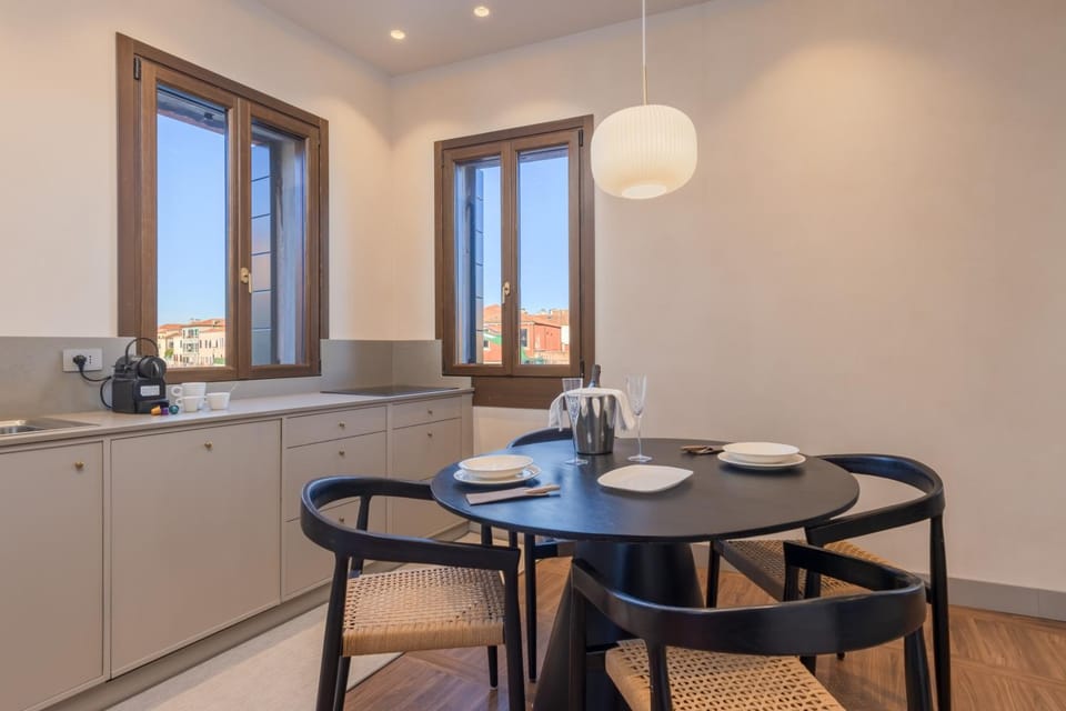 Kitchen or kitchenette, Dining area