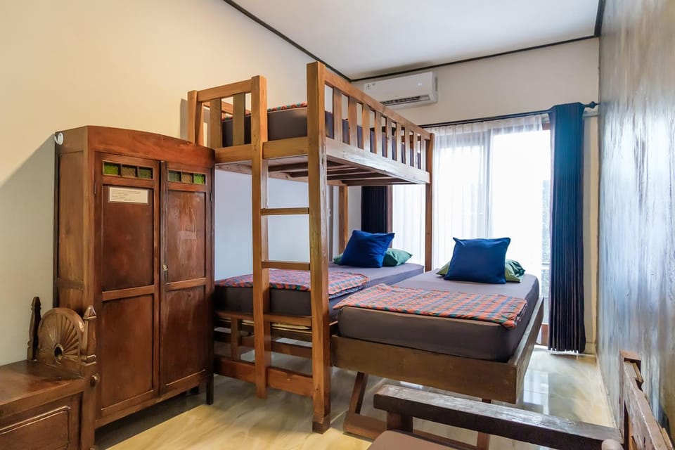 Bedroom, bunk bed