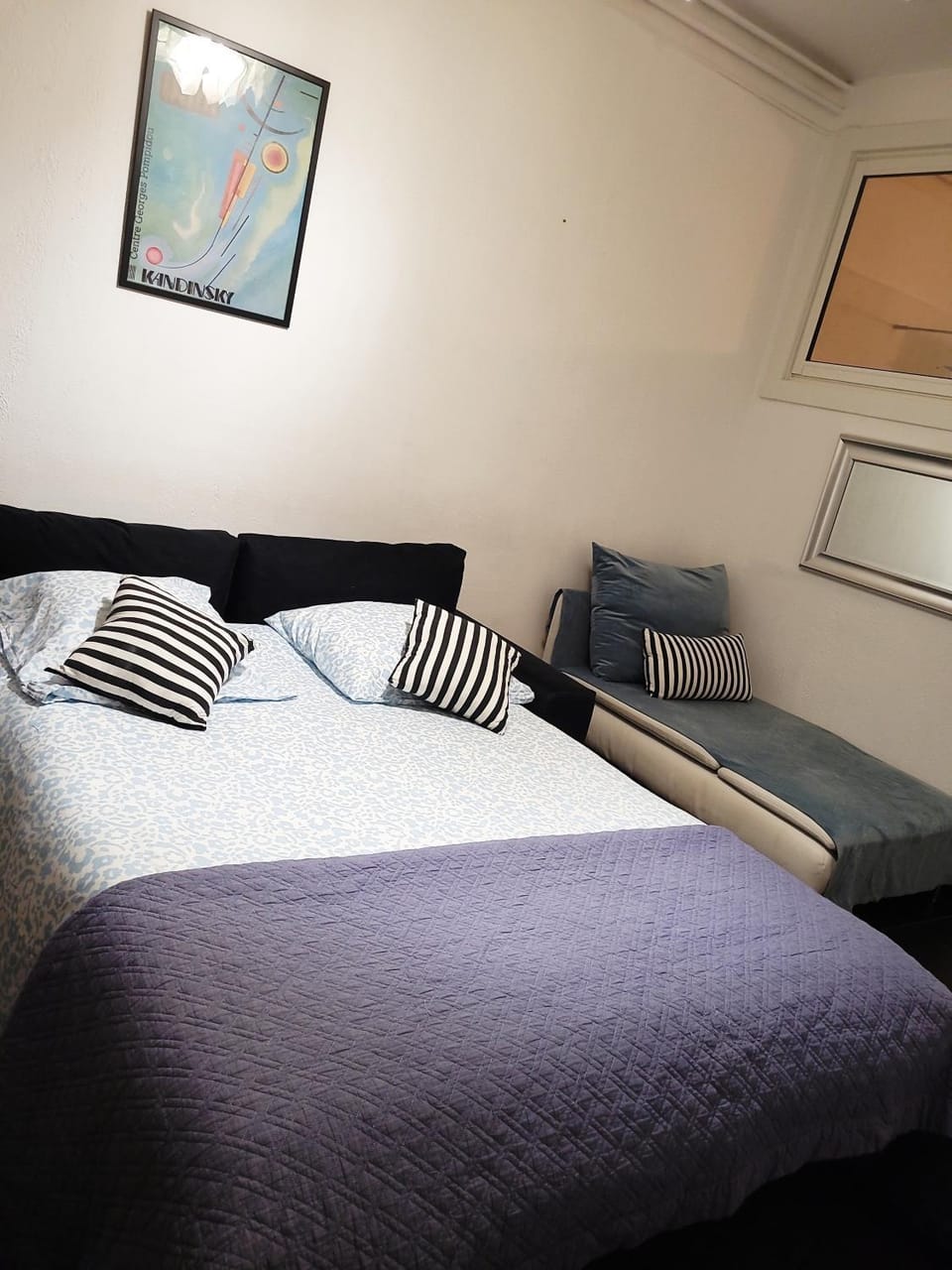 Bed, Living room