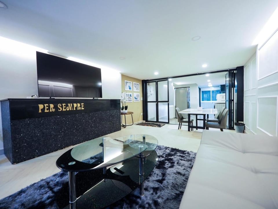 TV and multimedia, Living room, Seating area, Dining area