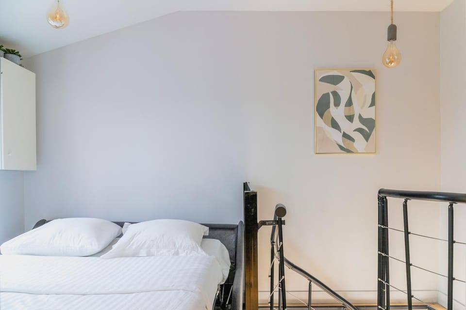 Bed, Living room