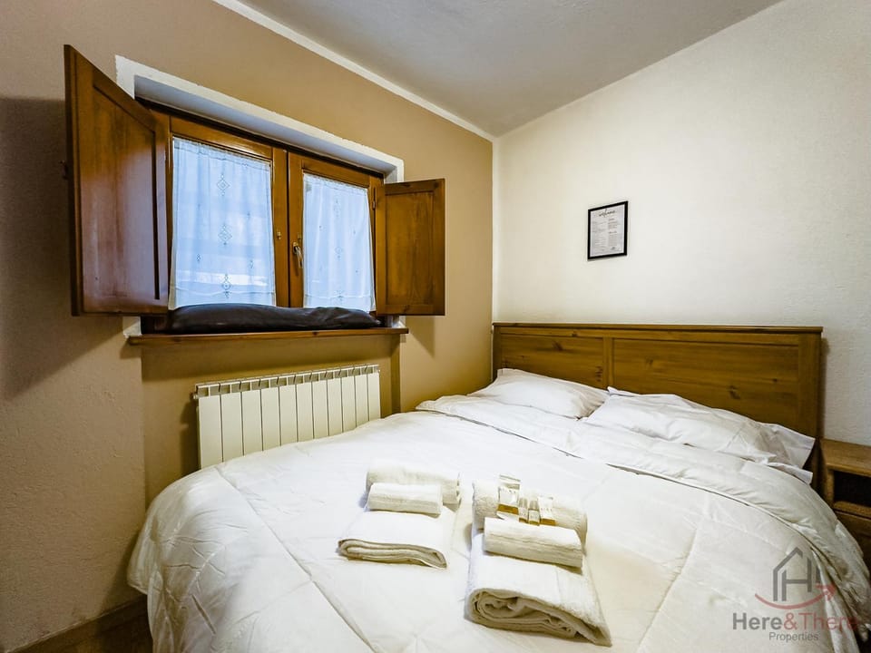 Bed, Photo of the whole room, Bedroom, internet, towels