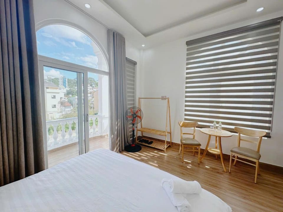 View (from property/room), Balcony/Terrace, Living room, Photo of the whole room, Seating area, Bedroom