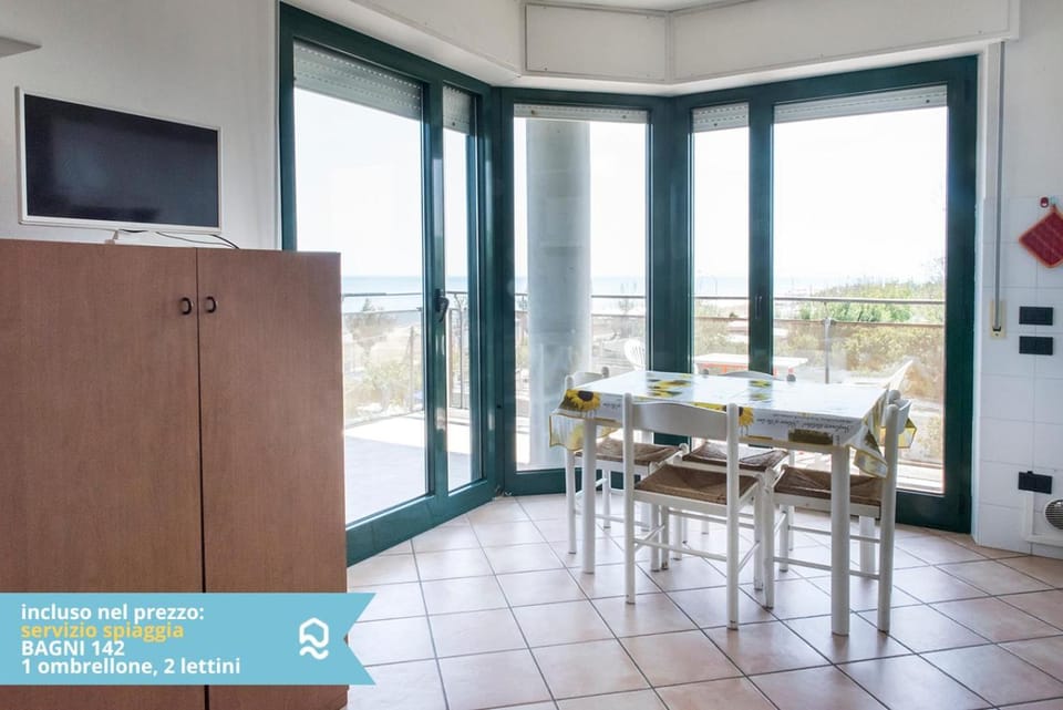 Senigallia, bilocale sul mare con spiaggia inclusa - SE001 Apartment in Marche