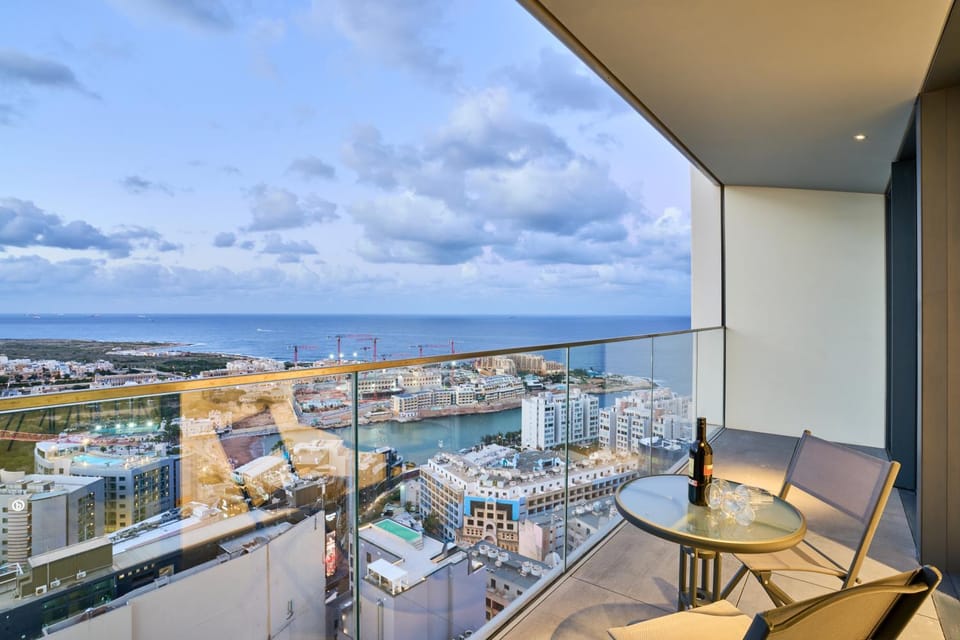 View (from property/room), Balcony/Terrace, Seating area, City view, Sea view