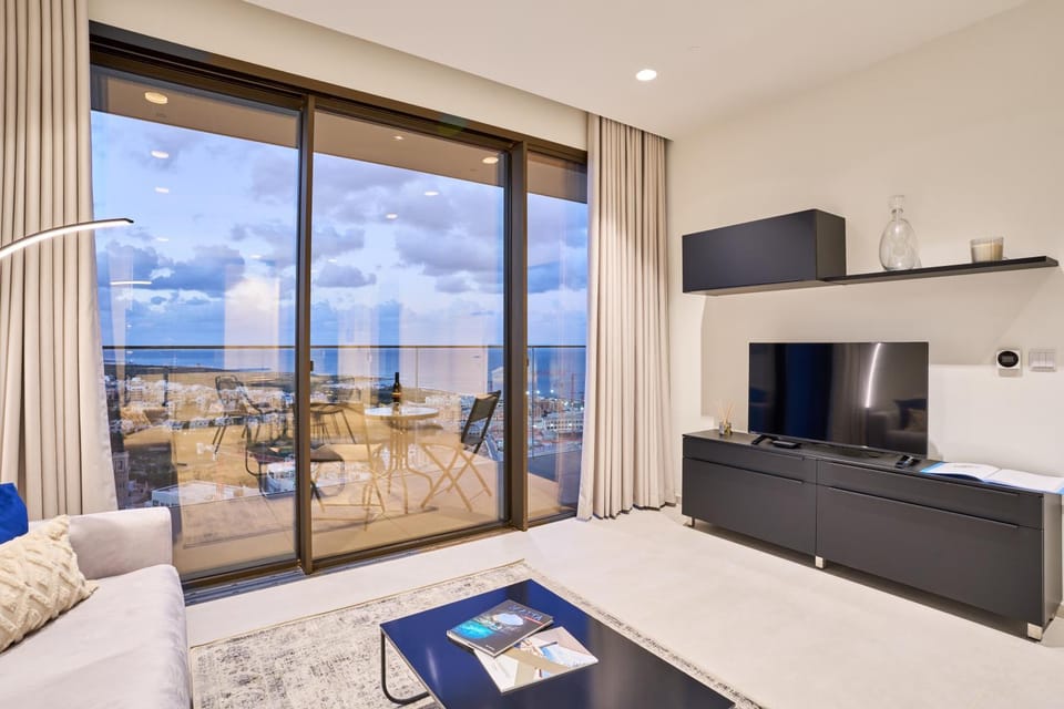 Natural landscape, TV and multimedia, Living room, Seating area, Evening entertainment