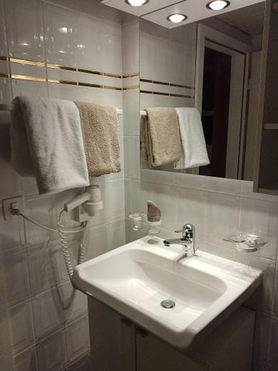 Bathroom, towels