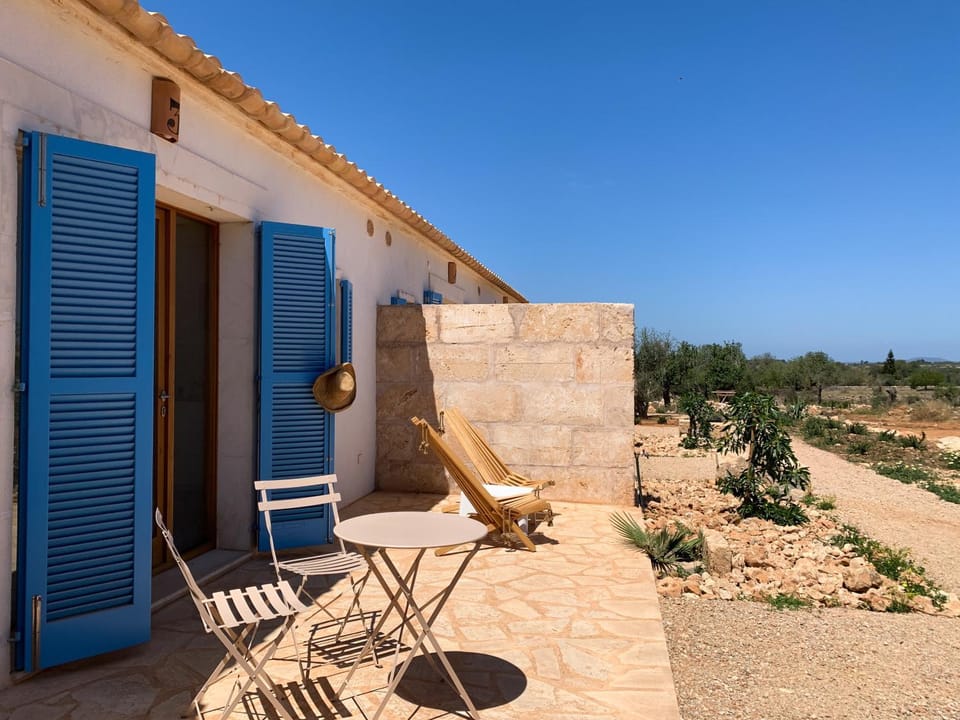 Facade/entrance, View (from property/room), Balcony/Terrace, sunbed