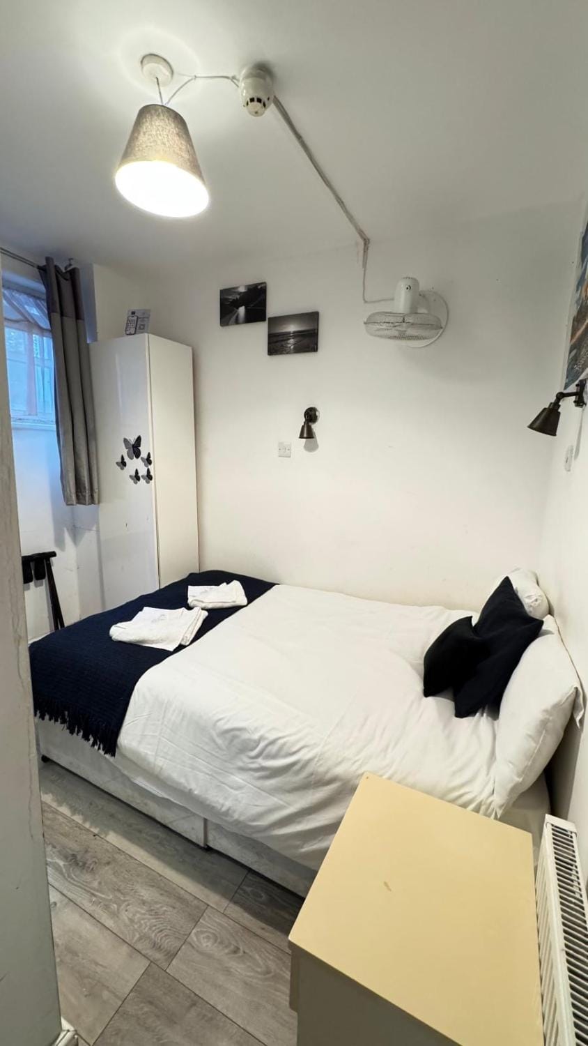 Earl's Court Rooms Capsule hotel in City of Westminster