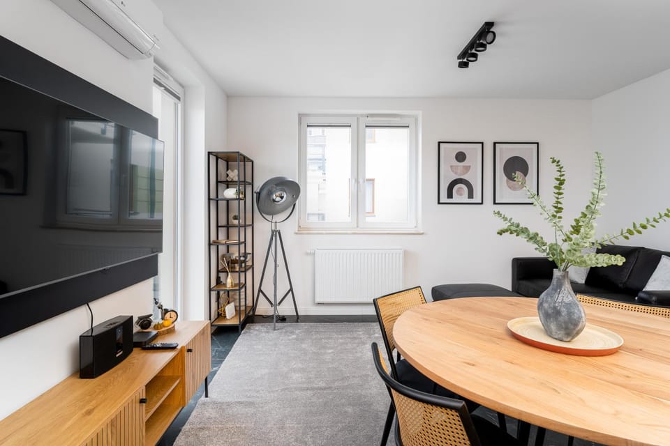 TV and multimedia, Kitchen or kitchenette, Living room, Seating area, Dining area