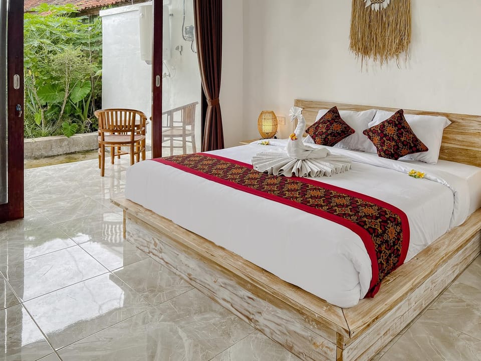 Bed, Photo of the whole room, Seating area, Bedroom