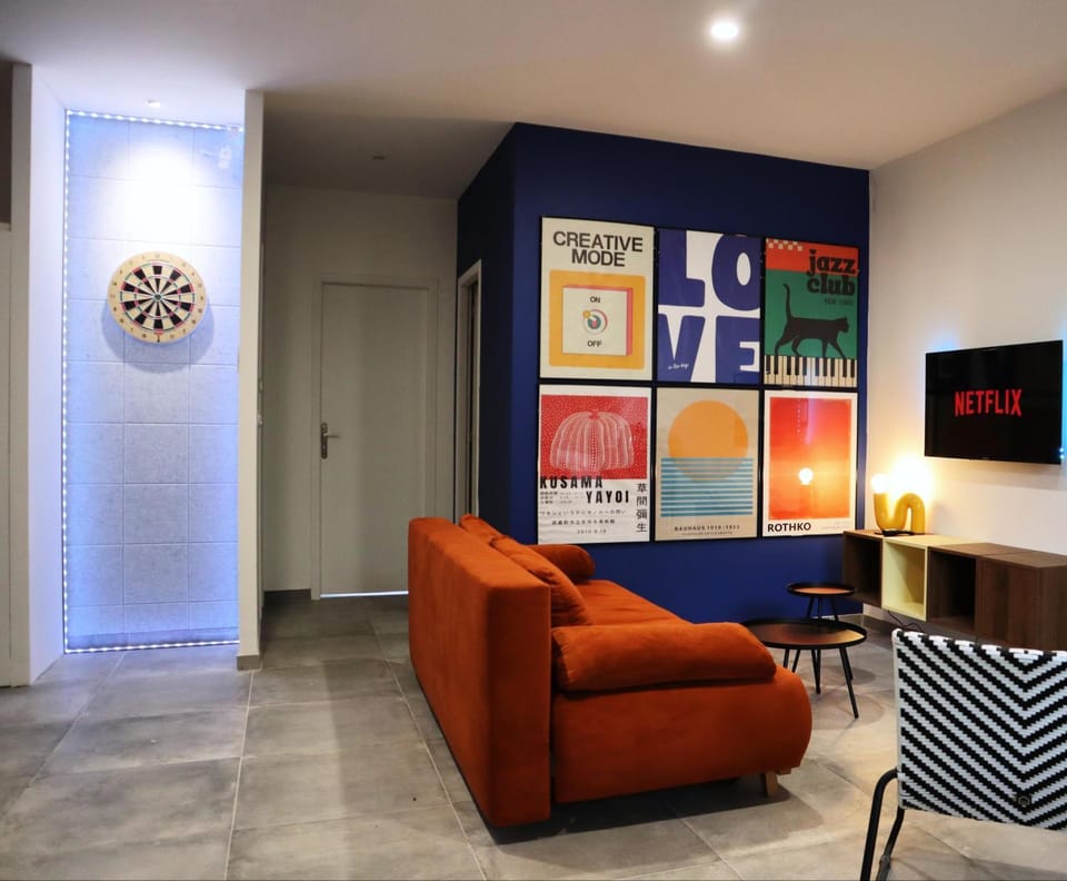 Darts, TV and multimedia, Living room, Seating area