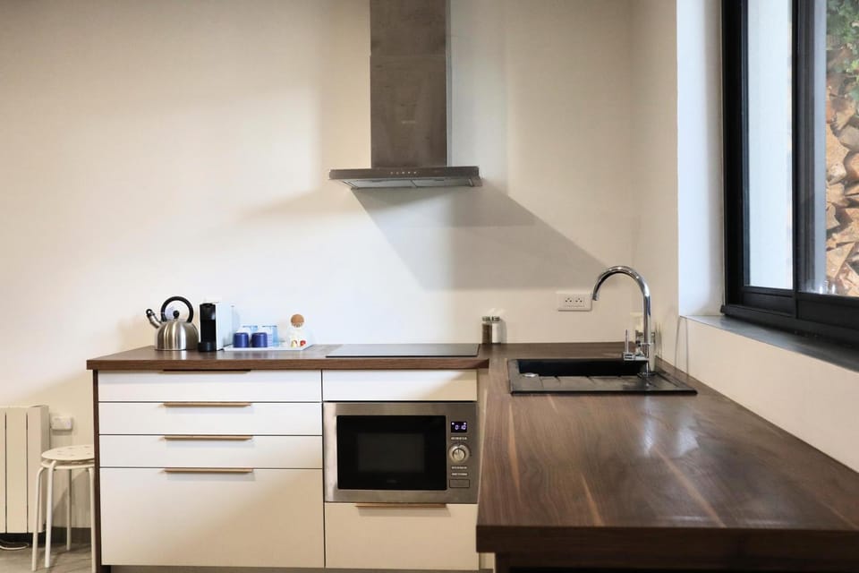 Coffee/tea facilities, Kitchen or kitchenette, stove