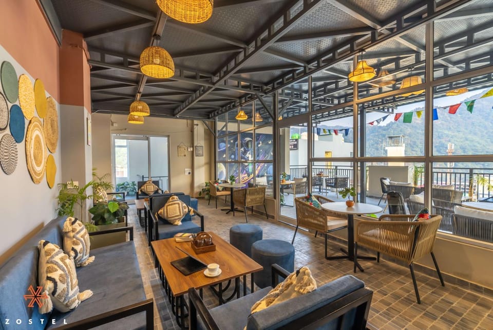 Restaurant/places to eat, Living room, Seating area