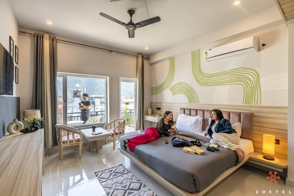 Seating area, Bedroom, air conditioner
