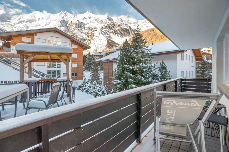 Patio, Day, Natural landscape, Winter, View (from property/room), Balcony/Terrace, Dining area, Mountain view