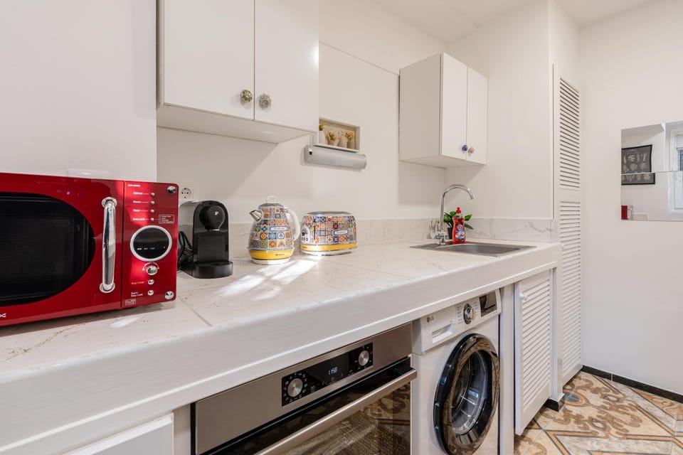 Coffee/tea facilities, Kitchen or kitchenette, oven, stove, toaster, washing machine