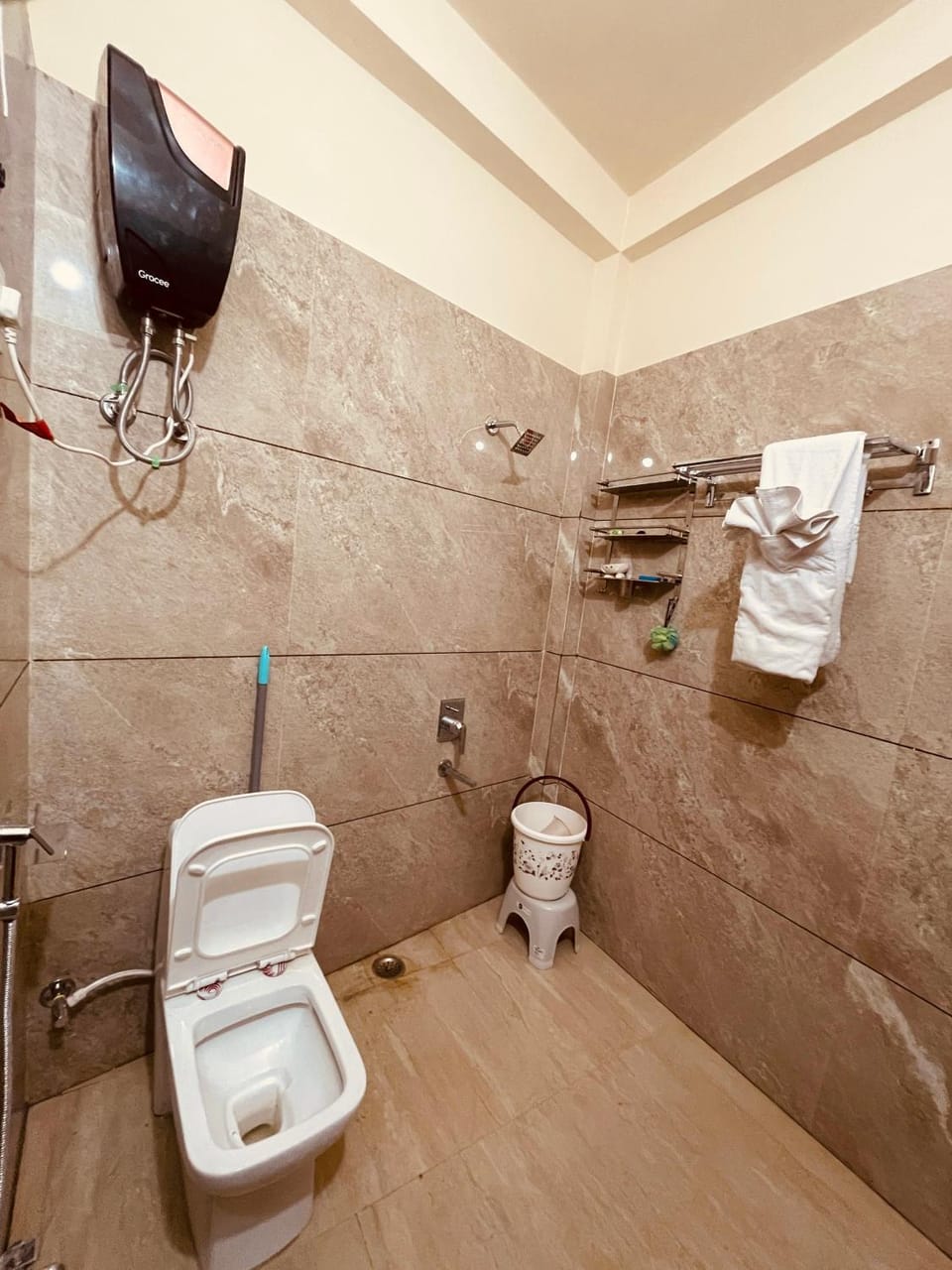 Shower, Toilet, Bathroom, towels