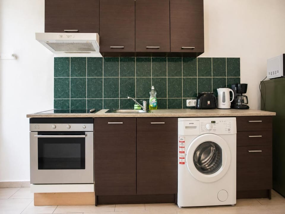 Coffee/tea facilities, Kitchen or kitchenette, oven, stove, toaster, washing machine
