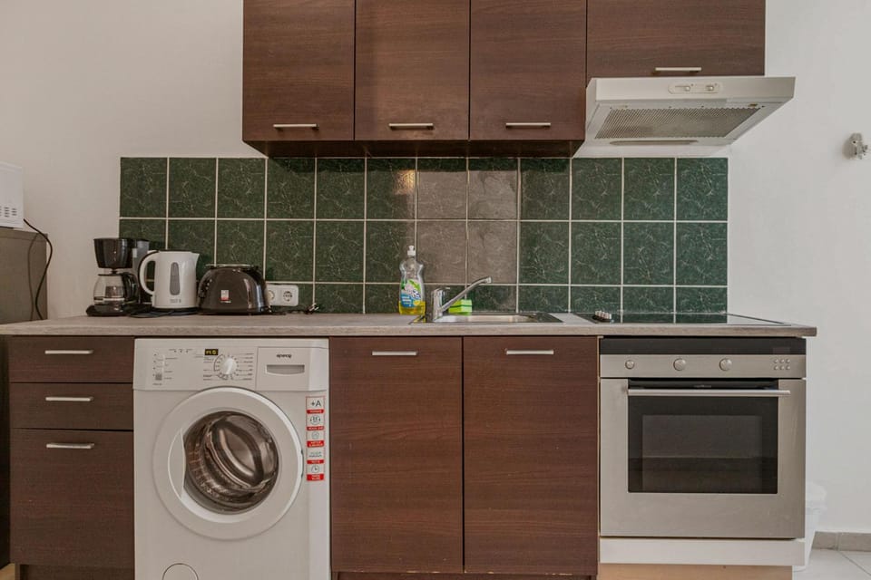 Coffee/tea facilities, Kitchen or kitchenette, stove, washing machine
