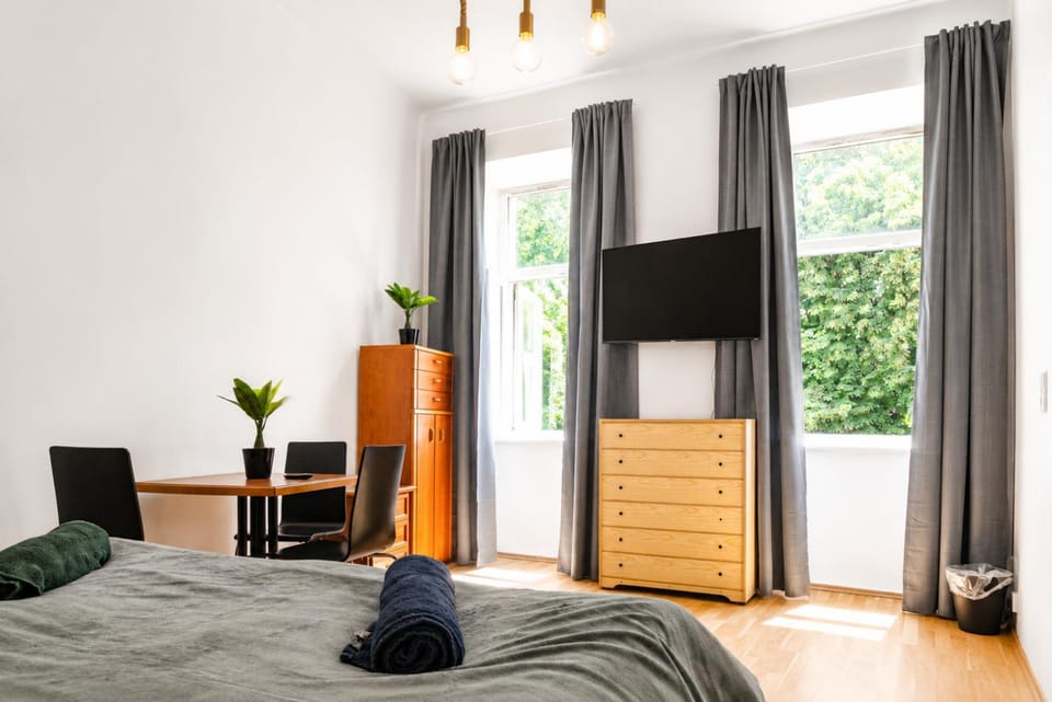 Property building, Bed, TV and multimedia, Seating area, Bedroom