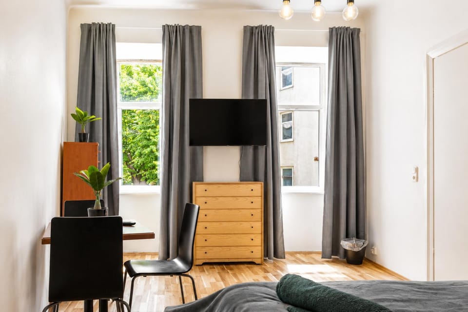 Bed, TV and multimedia, Seating area, Bedroom