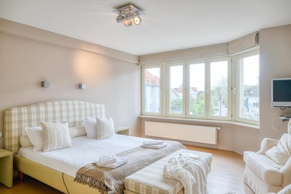 Stunning 3-Bedroom apartment with panoramic view Apartment in De Haan