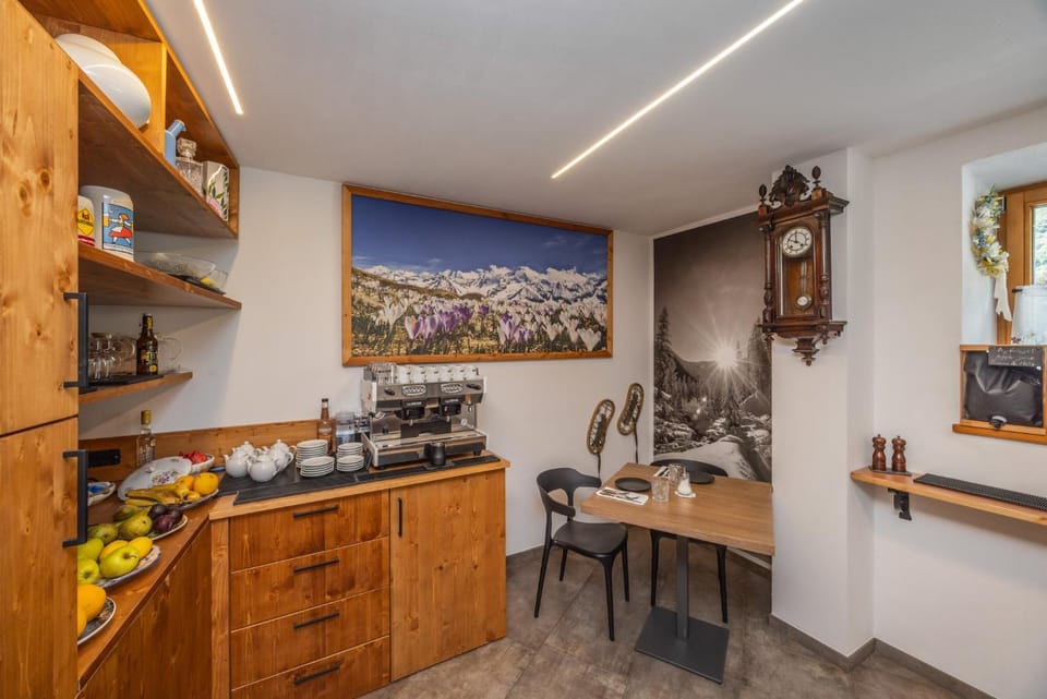 Coffee/tea facilities, Food and drinks, minibar