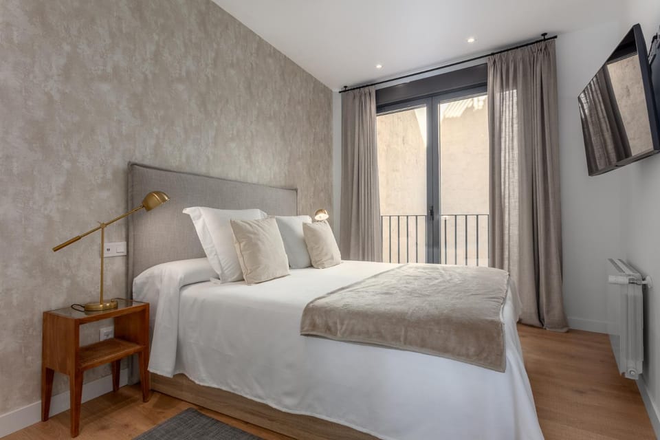 Bed, TV and multimedia, Photo of the whole room, Bedroom