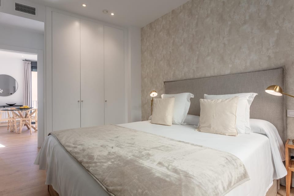 Bed, Photo of the whole room, wardrobe