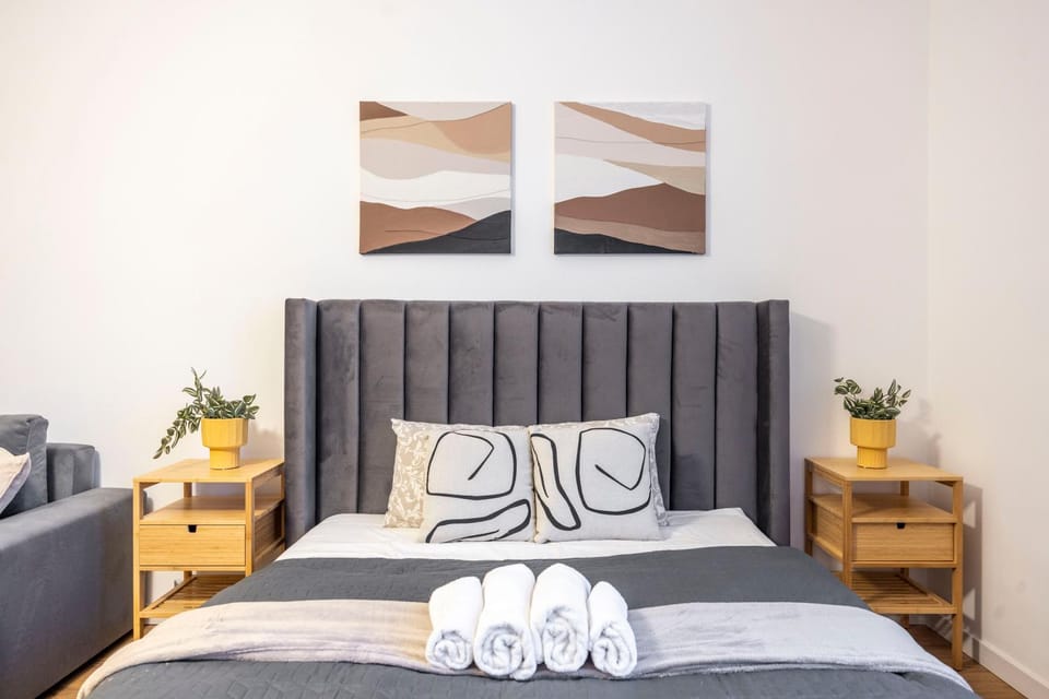 Bed, Photo of the whole room, Bedroom, towels