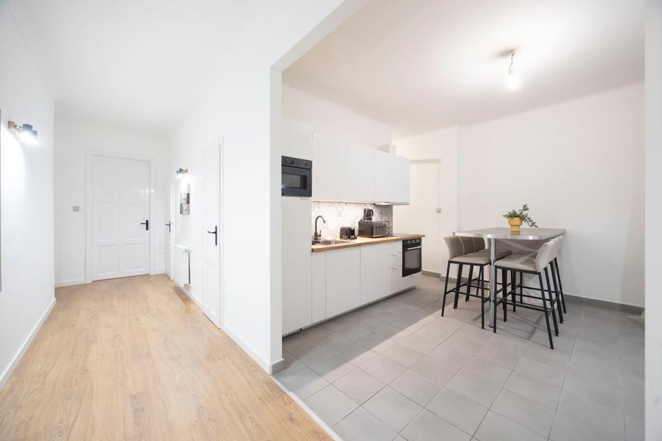 Kitchen or kitchenette, Dining area, oven, stove