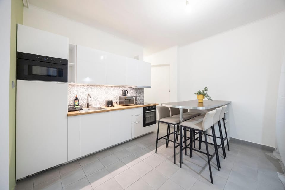 Kitchen or kitchenette, Dining area, oven, stove, toaster