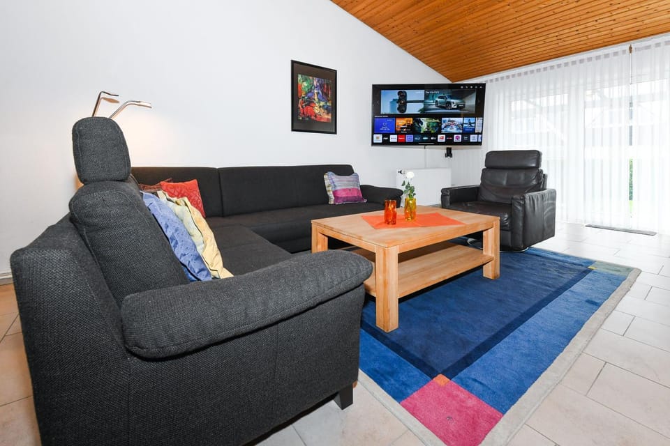 TV and multimedia, Living room, Seating area, Evening entertainment
