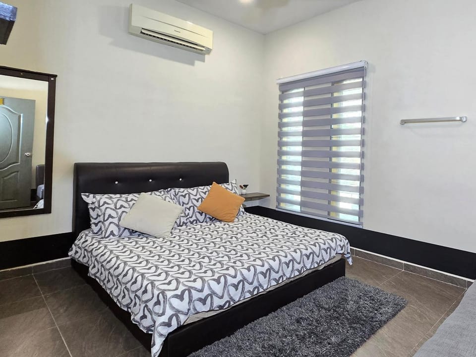 1813 HOME STAY 8 Roon 6 Bath 5MINUTE TO LEANING TOWER House in Perak Tengah District