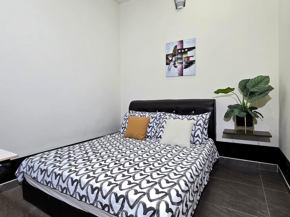 1813 HOME STAY 8 Roon 6 Bath 5MINUTE TO LEANING TOWER House in Perak Tengah District