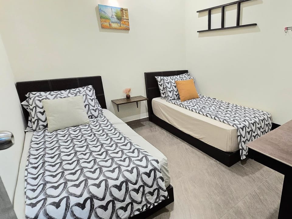 1813 HOME STAY 8 Roon 6 Bath 5MINUTE TO LEANING TOWER House in Perak Tengah District
