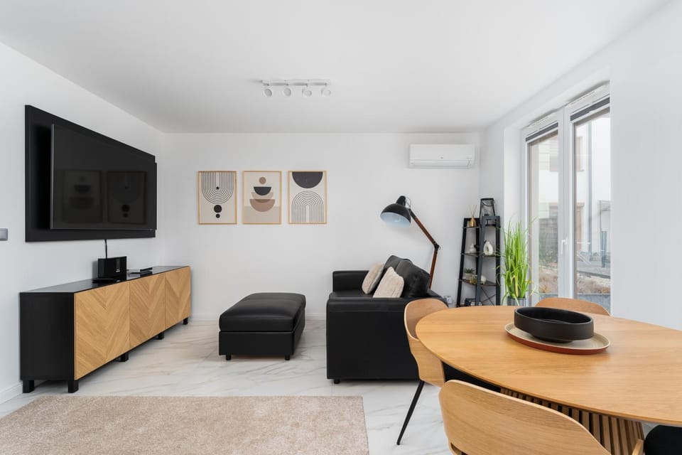 Communal lounge/ TV room, TV and multimedia, Living room, Seating area, Dining area, Evening entertainment, air conditioner