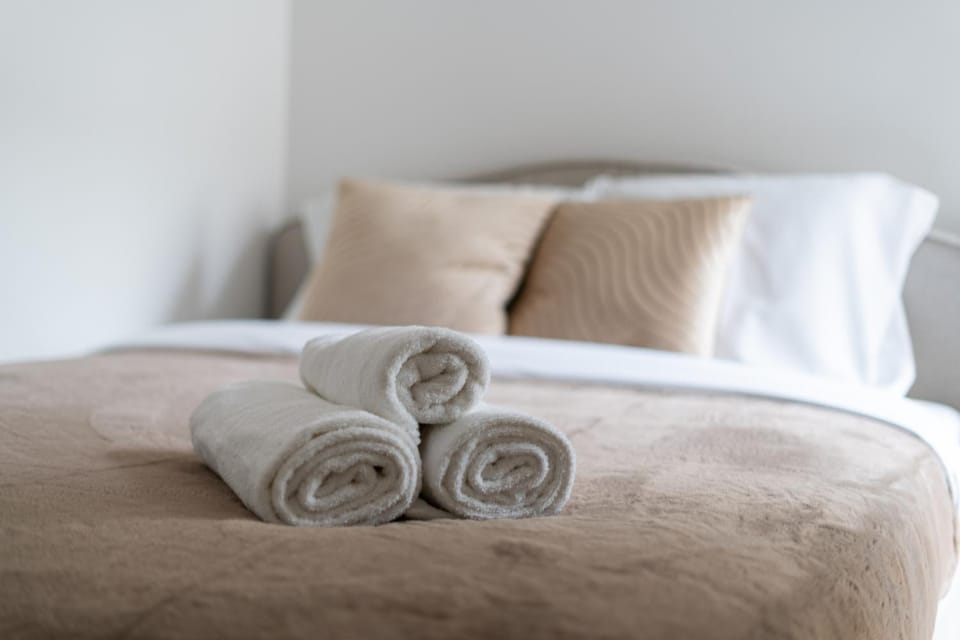 Bed, Photo of the whole room, Bedroom, towels