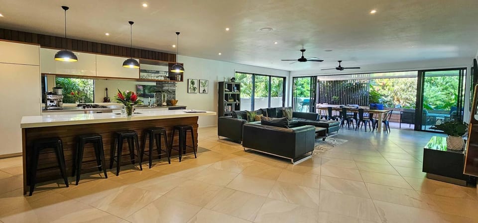 Pacific Palms Luxury Villa House in Takitumu District