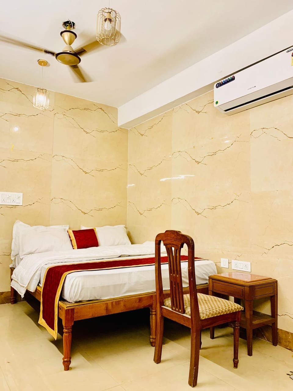 Bed, Living room, Seating area, air conditioner