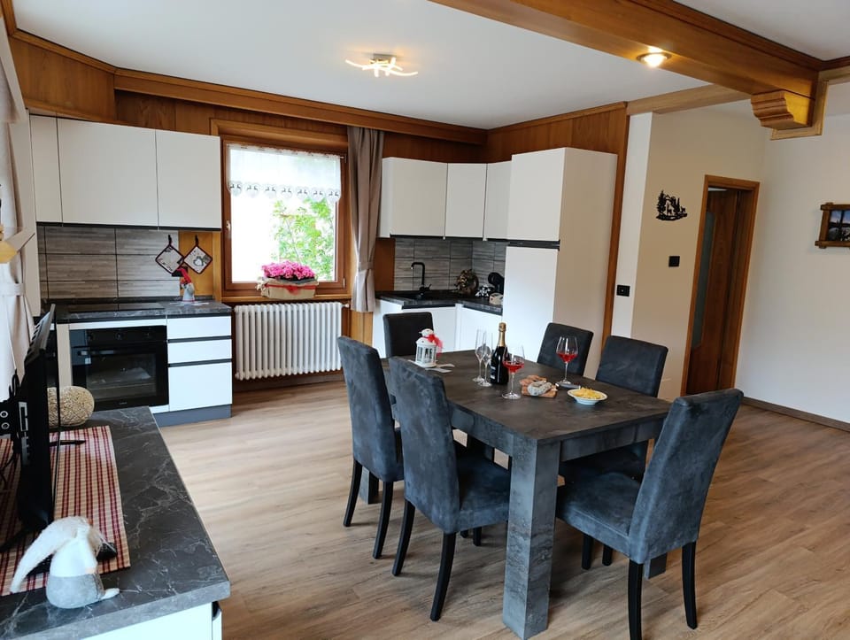 Kitchen or kitchenette, Living room