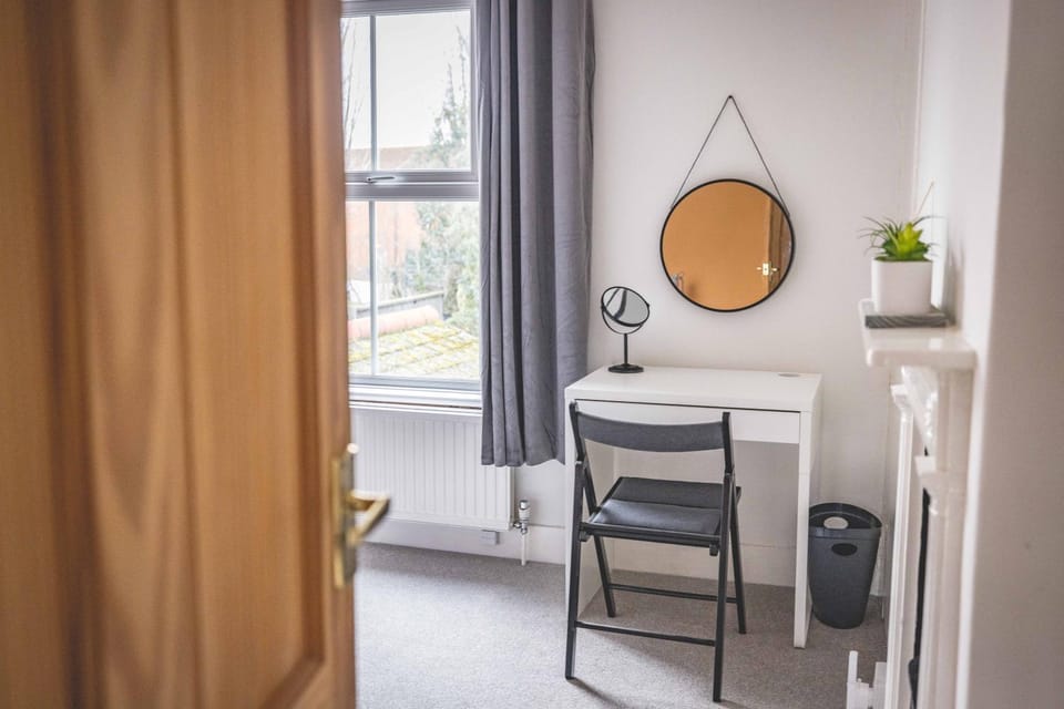 2BR Character Home Minutes from Windsor, Private Garden - By Tempstay House in Windsor