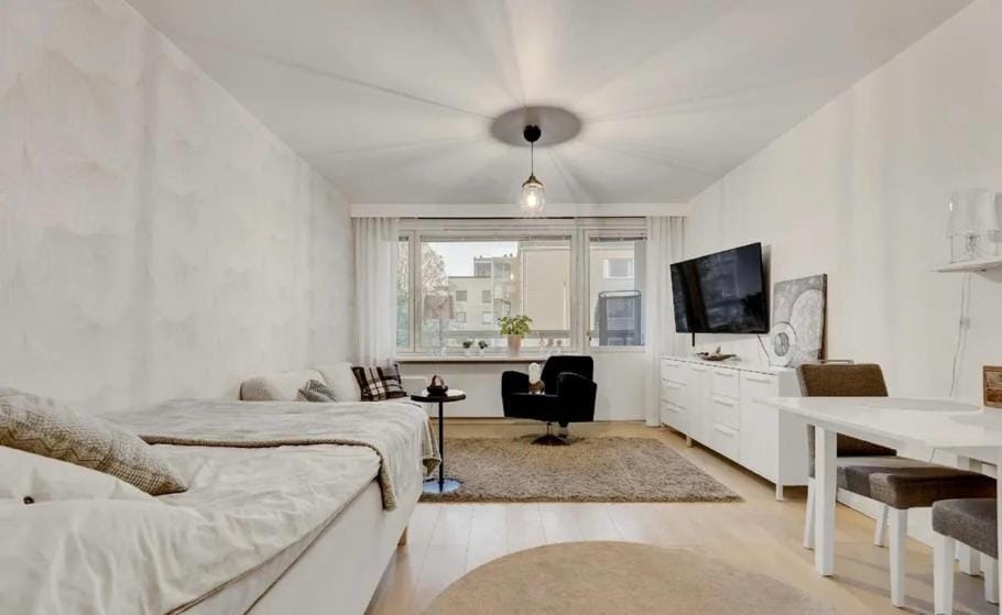 Bed, TV and multimedia, Living room, Seating area, Evening entertainment, Bedroom