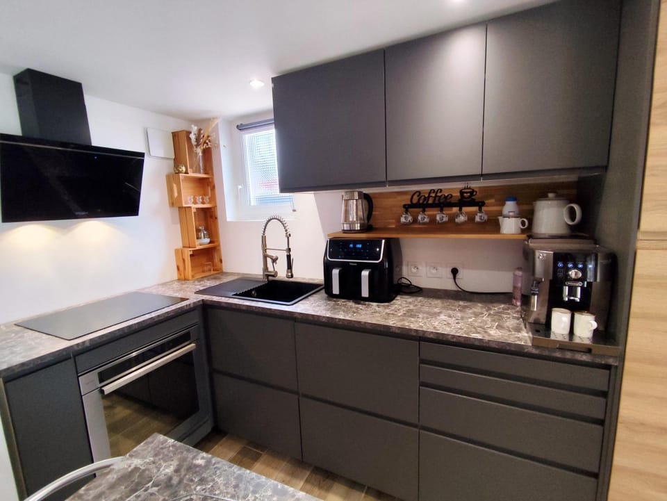 Coffee/tea facilities, Kitchen or kitchenette, dishwasher, oven, stove