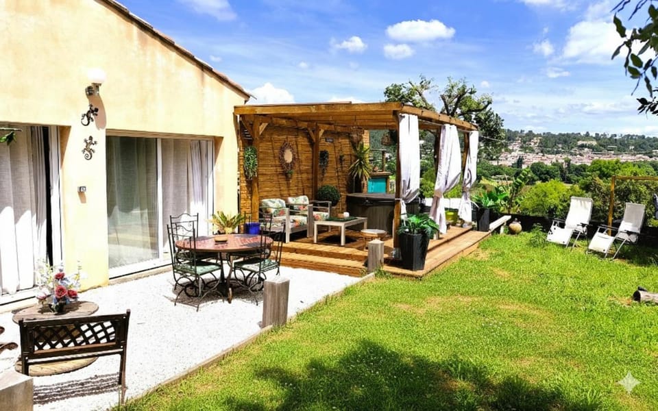 Charmant studio avec terrasse et jardin au cœur de la Provence 4 étoiles House in Brignoles